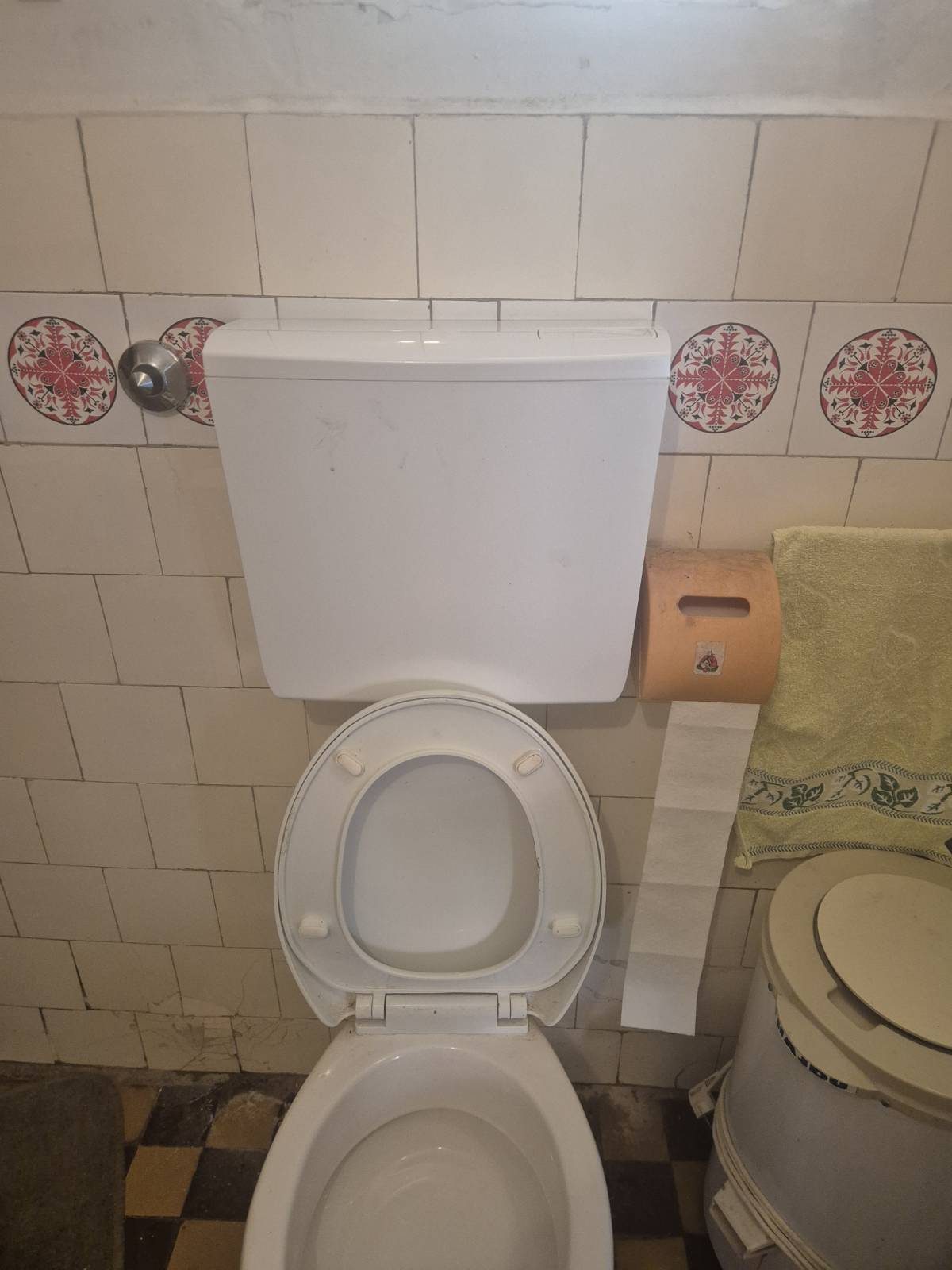 WC tartály felszerelése csempézett falon